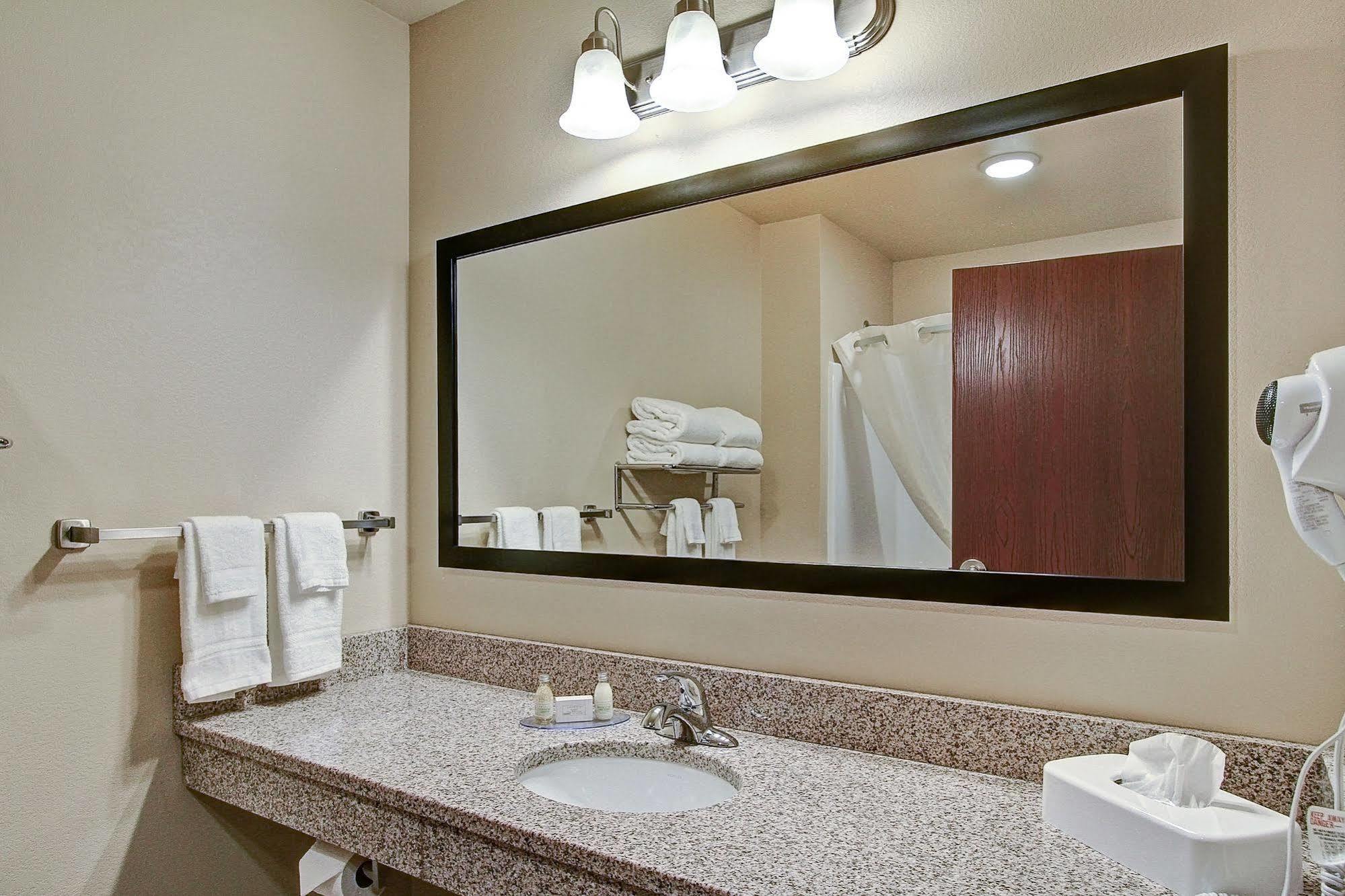 Cobblestone Hotel & Suites Pulaski/Green Bay エクステリア 写真