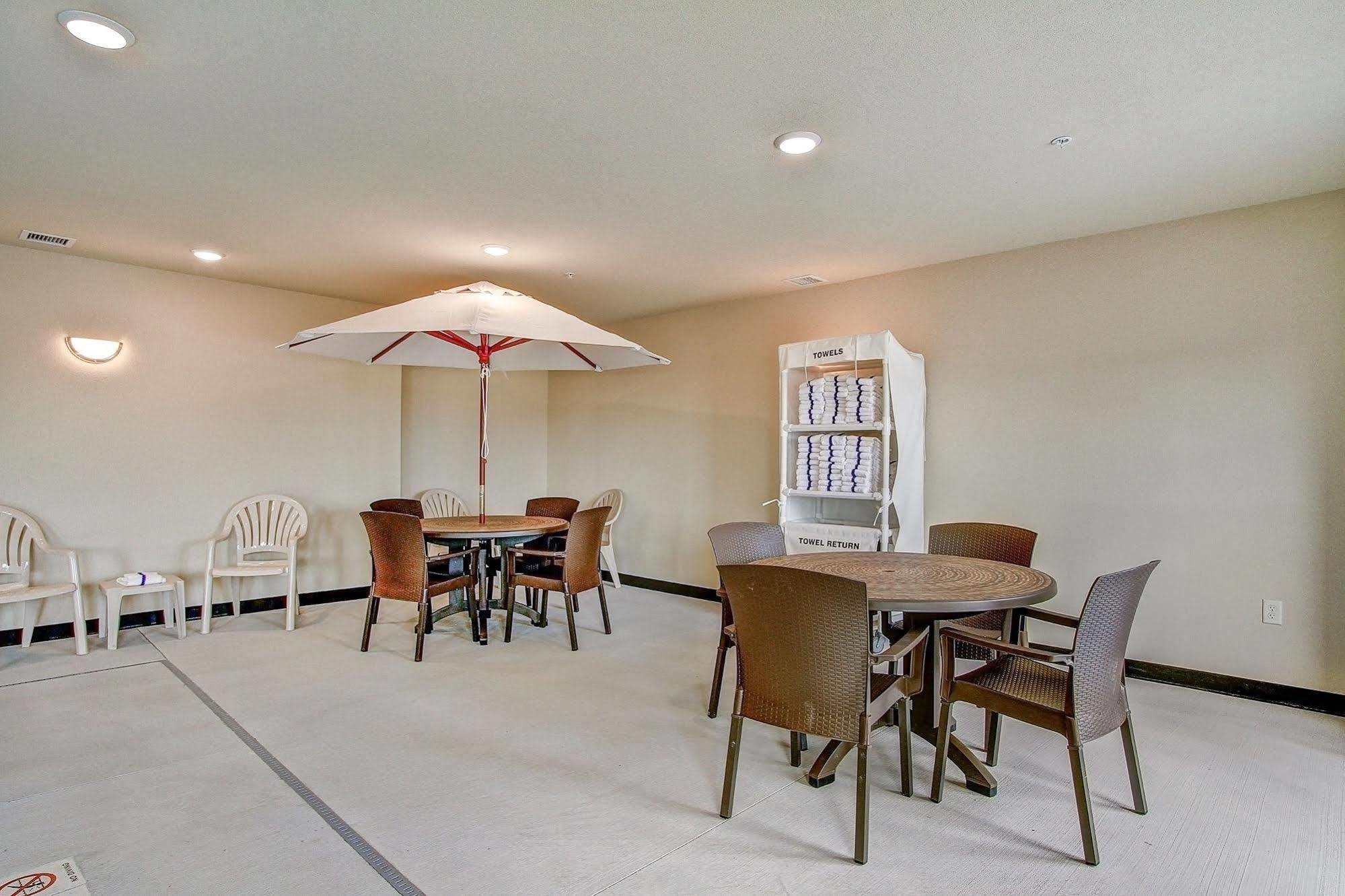 Cobblestone Hotel & Suites Pulaski/Green Bay エクステリア 写真